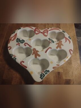 Vintage Holiday Ceramic Heart Muffin Pan – Christmas Gingerbread & Candy Cane